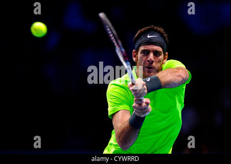 11.11.2012 London, England. Argentinas Juan Martin del Potro in Aktion gegen Serbias Novak Djokovic während das erste Semi-Finale von Barclays ATP World Tour Finals in der O2 Arena. Stockfoto