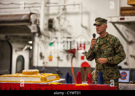 Col Matthew St. Clair, 26. Marine Expeditionary Unit befehlshabender Offizier, spricht zu den Marines und Seglern, die 26 zugewiesen Stockfoto