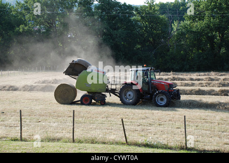 Französisch-Traktor pressen Heu Stockfoto