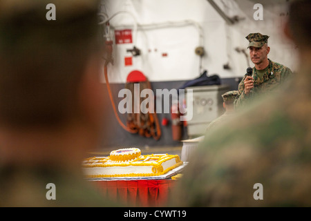 Col Matthew St. Clair, 26. Marine Expeditionary Unit befehlshabender Offizier, spricht zu den Marines und Seglern, die 26 zugewiesen Stockfoto