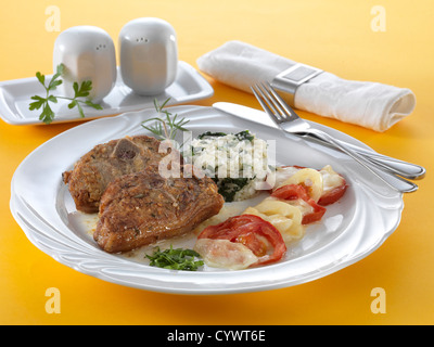 Rack-Lammkeule mit Mozzarella auf weißen Teller mit Chrom Gabel, Messer Stockfoto