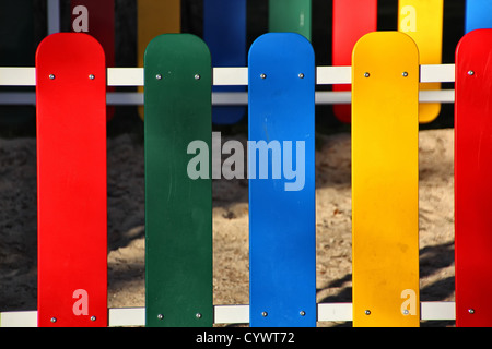 Holzzaun in hellen Farben gemalt Stockfoto