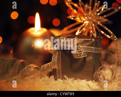 Winter Urlaub Hintergrund mit silbernen präsent Geschenk-Box, Kerze Ornament & Schnee Weihnachtsdekoration Stockfoto