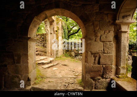 Bogen und Hof in einem verlassenen Kloster oder Einsiedelei im Sil-Tal.  Esgos, Galizien, Spanien Stockfoto