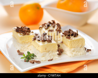 Frischkäse mit Orangenmousse auf weißen Teller Stockfoto