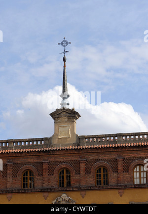 Turm mit Kreuz auf auf ein Gebäude am Plaza de Regla gegenüber der Catedral de Leon. Leon, Kastilien-León, Spanien Stockfoto