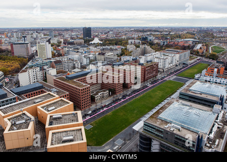 Luftaufnahme von Berlin zeigt der Tilla-Durieux-Park und riesigen Wippen vom Panoramo Punkt am Potsdamer Platz, Berlin Stockfoto