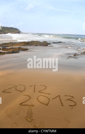 2012 und 2013 im Sand am Strand mit Wellen des Meeres beginnt, löschen Sie das Wort geschrieben Stockfoto