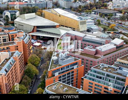 Luftaufnahme der alten Potsdamer Straße und der Unterhaltungskomplex von Panoramo Punkt am Potsdamer Platz, Berlin Stockfoto