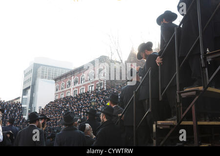 10. November 2012 - Brooklyn, NY, USA - Rabbiner von Chabad-Lubawitsch-Bewegung des Judentums für ein Gruppenfoto im Rahmen eines Konvents von fast 3.000 Rabbiner aus der ganzen Welt darstellen. (Kredit-Bild: © Dan Herrick/ZUMAPRESS.com) Stockfoto