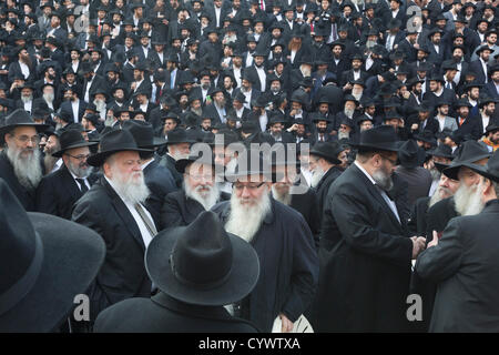 10. November 2012 - Brooklyn, NY, USA - Rabbiner von Chabad-Lubawitsch-Bewegung des Judentums für ein Gruppenfoto im Rahmen eines Konvents von fast 3.000 Rabbiner aus der ganzen Welt darstellen. (Kredit-Bild: © Dan Herrick/ZUMAPRESS.com) Stockfoto