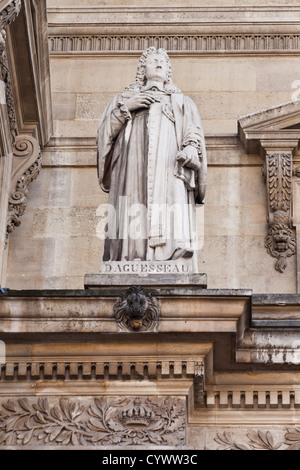 Statue von Henri François d'Aguesseau (1668-1751), französischer Politiker, in der Cour Napoleon, Louvre-Museum, Paris, Frankreich Stockfoto