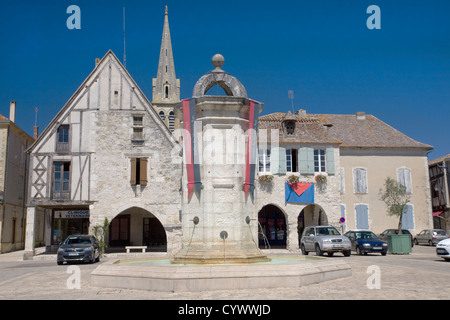 Der Place Gambetta in der Bastide Stadt Eymet, Dordogne, Frankreich Stockfoto