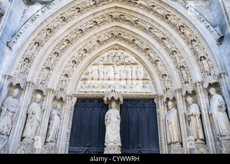 Statuen um ein Tor in der Cathedrale St-Andre, Bordeaux, Frankreich Stockfoto