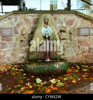 Die "Malvhina"-Skulptur von Rose Garrard in Great Malvern. Das Wasser wird aus drei Quellen in den Hügeln oberhalb der Stadt geleitet. Stockfoto