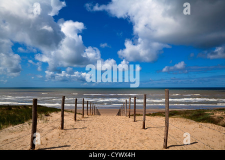 Weg zum Strand an der Nordsee in Zandvoort Aan Zee, Niederlande Stockfoto