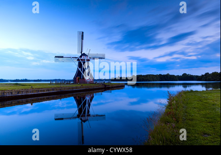 Holländische Windmühle in Dämmerung See, Groningen, Niederlande Stockfoto