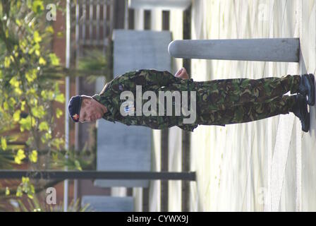 Manchester, UK, 11. November 2012. ein Soldat im Dienst an den Waffenstillstand-Parade im Zentrum von Manchester Stockfoto