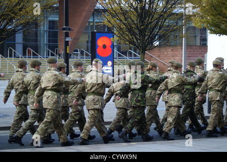 Manchester, UK, 11. November 2012. Soldaten marschierten zum Ehrenmal in St Peter's Square, an der Gedenkgottesdienst teilzunehmen Stockfoto