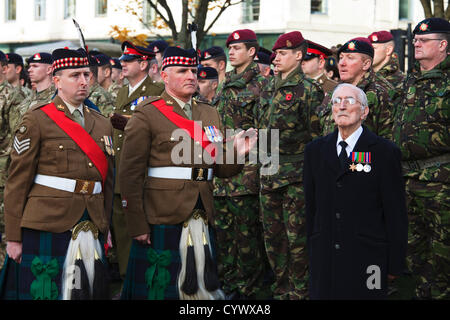 11. November 2012, George Square, Glasgow Schottland. Duncan Mills, im Alter von 92, aus Riddrie, Glasgow, auf Parade an Glasgow, George Square während der Remembrance Day Parade. Duncan Mills serviert in der Artillerieregiment während 1939-1945 Stockfoto