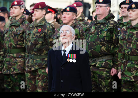 11. November 2012, George Square, Glasgow Schottland. Duncan Mills, im Alter von 92, aus Riddrie, Glasgow auf der Parade am Remembrance Day Parade, George Square, Glasgow, Schottland. Duncan Mills war der Artillerie-Corps-1939 - 1945 Stockfoto