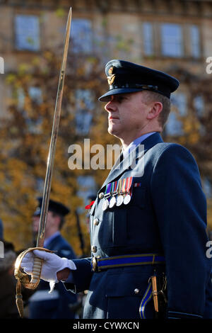 11. November 2012, George Square, Glasgow Scotland.Military Personal von der RAF an der Parade am Remembrance Day Parade, George Square, Glasgow Stockfoto