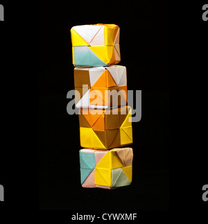 Papier hergestellt bunt gemusterten Würfel gefaltete Origami-Stil. Stockfoto