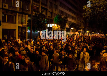 Athen, Griechenland, 11. November 2012.  Etwa 10.000 Menschen versammeln sich vor dem griechischen Parlament Reaktion auf einen Aufruf von linken Parteien und Arbeitnehmer Gewerkschaften über den Haushalt 2013 zu protestieren. Bildnachweis: Nikolas Georgiou / Alamy Live News Stockfoto