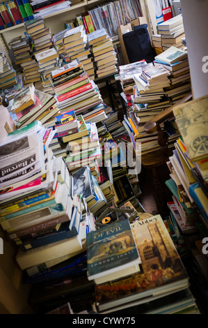 Stapel von Taschenbuch und Hardcover Bücher in einer Schule-Bibliothek-Abstellkammer, UK Stockfoto