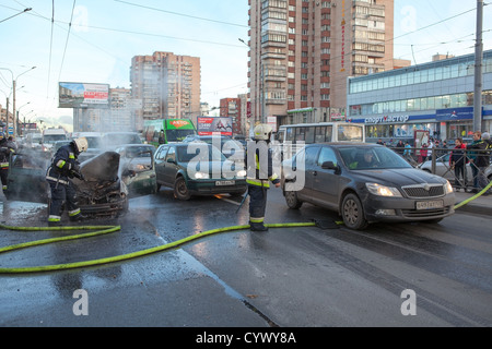 Feuerwehrleute, die vorbeifahrenden Autos durch den Verkehr auf Stadt Straße am 11. November 2012, in Sankt-Petersburg, Russland Stockfoto