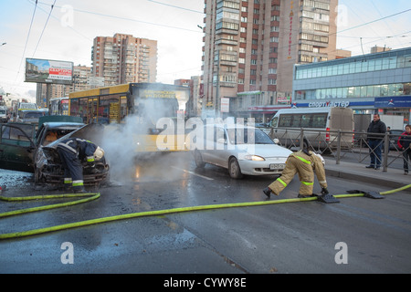 Feuerwehrleute, die vorbeifahrenden Autos durch den Verkehr auf Stadt Straße am 11. November 2012, in Sankt-Petersburg, Russland Stockfoto