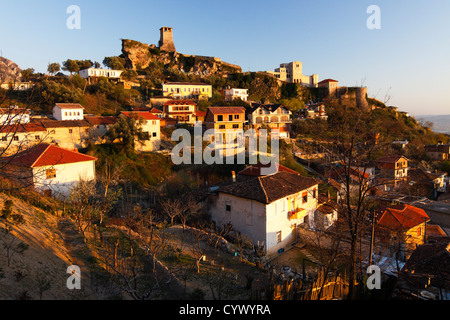 Burg und Skanderbeg Museum im Abendlicht. Kruja, Albanien Stockfoto