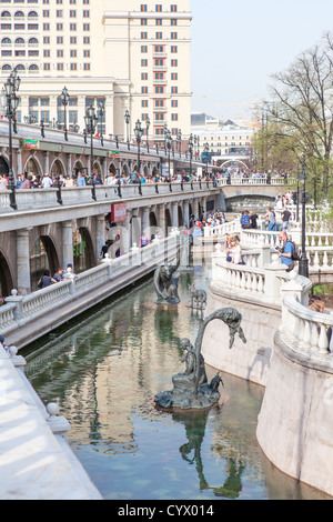 Brunnen in Aleksandrowski Park mit Wandern Menschen, Moskau, Russland Stockfoto