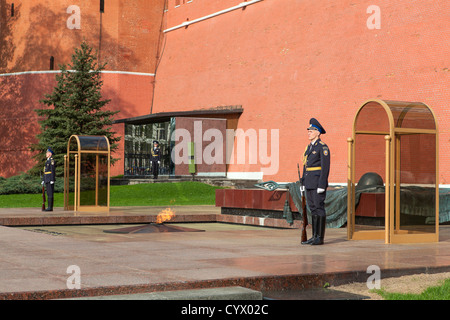 Soldaten bewachen. Die Ehrengarde bei der ewigen Flamme Aleksandrowski Garten, der Kreml, Moskau, Russland Stockfoto