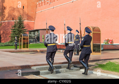 Drei Soldaten mit Gewehren marschieren, um Ersatz zu schützen. Der Aleksandrowski Garten, der Kreml, Moskau, Russland Stockfoto