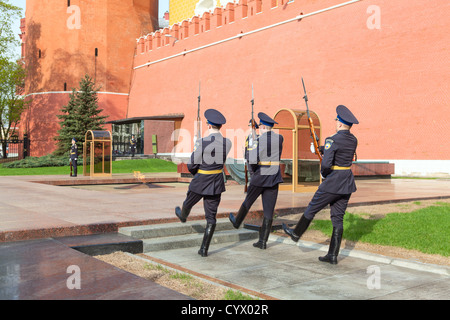 Soldaten mit Gewehren marschieren, um Ersatz zu schützen. Die ewige Flamme, Aleksandrowski Garten, der Kreml, Moskau, Russland Stockfoto
