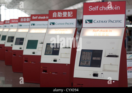 Cathay Pacific Self Check-in Automaten mit Fokus auf Englisch Stockfoto