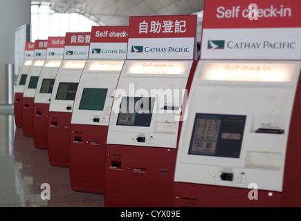 Cathay Pacific Self Check-in Automaten mit Fokus auf Chinesisch Stockfoto