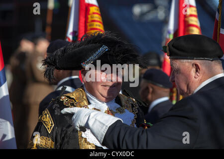 Oberbürgermeister von Birmingham, plaudert Stadtrat John Linien zu einen Standartenträger. Stockfoto