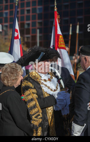 Oberbürgermeister von Birmingham, plaudert Stadtrat John Linien zu einen Standartenträger. Stockfoto