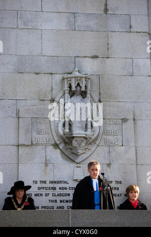 11. November 2012, George Square, Glasgow. Remembrance Day Parade. Glasgow Lord Provost, Sadie Docherty (links) und Nicola Sturgeon, stellvertretende erste Minister von Schottland, MSP (rechts) Stockfoto