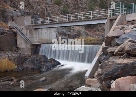 Tiefen und dunklen Canyon der Big Thompson River mit einem kleinen Damm umleiten Wassers für Ackerland Bewässerung, Rocky Mountains, Colorado. Stockfoto