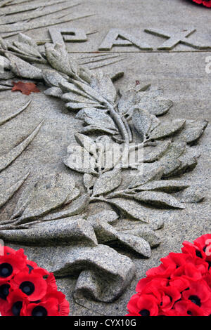 11. November 2012, George Square, Glasgow. Remembrance Day Parade. Glasgow. Mohn Kränze auflegte sehnt das Ehrenmal mit dem lateinischen Wort PAX und Lorbeer Kränzen aus Granit. Stockfoto