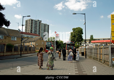 Menschen am Bus stop terminal Northumberland Park London England UK Stockfoto