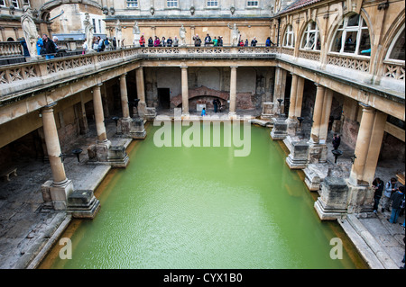 Ein Weitwinkel und erhöhten Blick auf die wichtigsten historischen Roman Baths in Bath, Somerset. Stockfoto