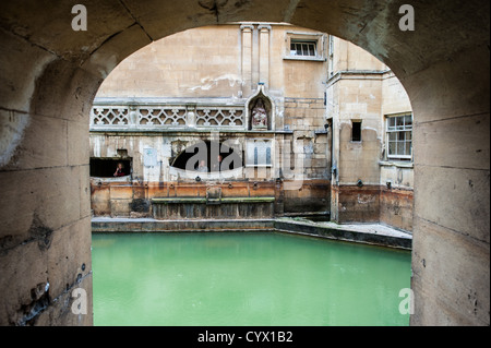 Einen teilweisen Blick auf den historischen Roman Baths in Bath, Somerset. Stockfoto