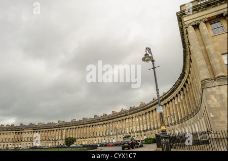 BATH, Somerset, Vereinigtes Königreich – Ein Blick aus der Nähe auf die Häuser des Royal Crescent, zeigt das Detail der ionischen Kolonnade, die sich entlang der Fassade von John Wood dem Jüngeren erstreckt. Die zwischen 1767 und 1775 erbaute Terrasse mit 30 Häusern ist ein denkmalgeschütztes Gebäude und eines der berühmtesten Beispiele georgianischer Architektur in Großbritannien. Das Äußere aus Bath-Stein ist weitgehend wie gebaut erhalten, trotz der vielen Änderungen an der Innenausstattung im Laufe der Jahrhunderte. Stockfoto