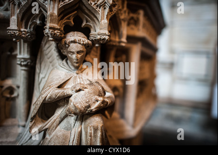 Und Engel geschnitzt in den unteren Teil der Kanzel in Bath Abbey. Formal ist die Abtei Kirche des Heiligen Petrus und Paulus, Bath Abbey eine anglikanische Kathedrale in Bath, Somerset, England. Es wurde im 7. Jahrhundert gegründet und in der 12. und 16. Jahrhundert wieder aufgebaut. Stockfoto