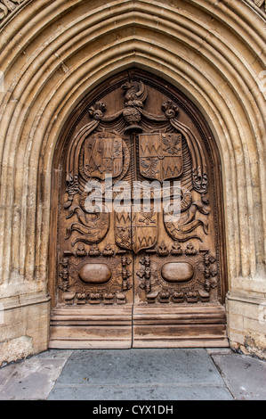 BATH, Vereinigtes Königreich – Eine schwere Holztür aus Eichenholz an der Westfront von Bath Abbey, Bath, Somerset. Stockfoto