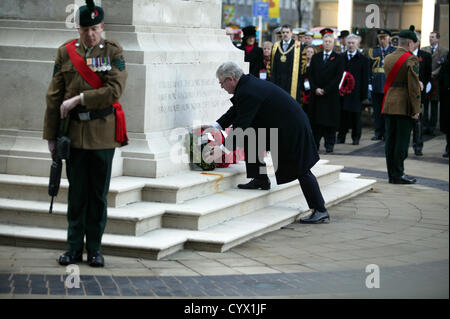 Der Tánaiste und Minister für auswärtige Angelegenheiten und Handel, Herrn Eamon Gilmore TD, legt einen Kranz am Ehrenmal in Belfast, am nationalen Tag der Erinnerung. Stockfoto